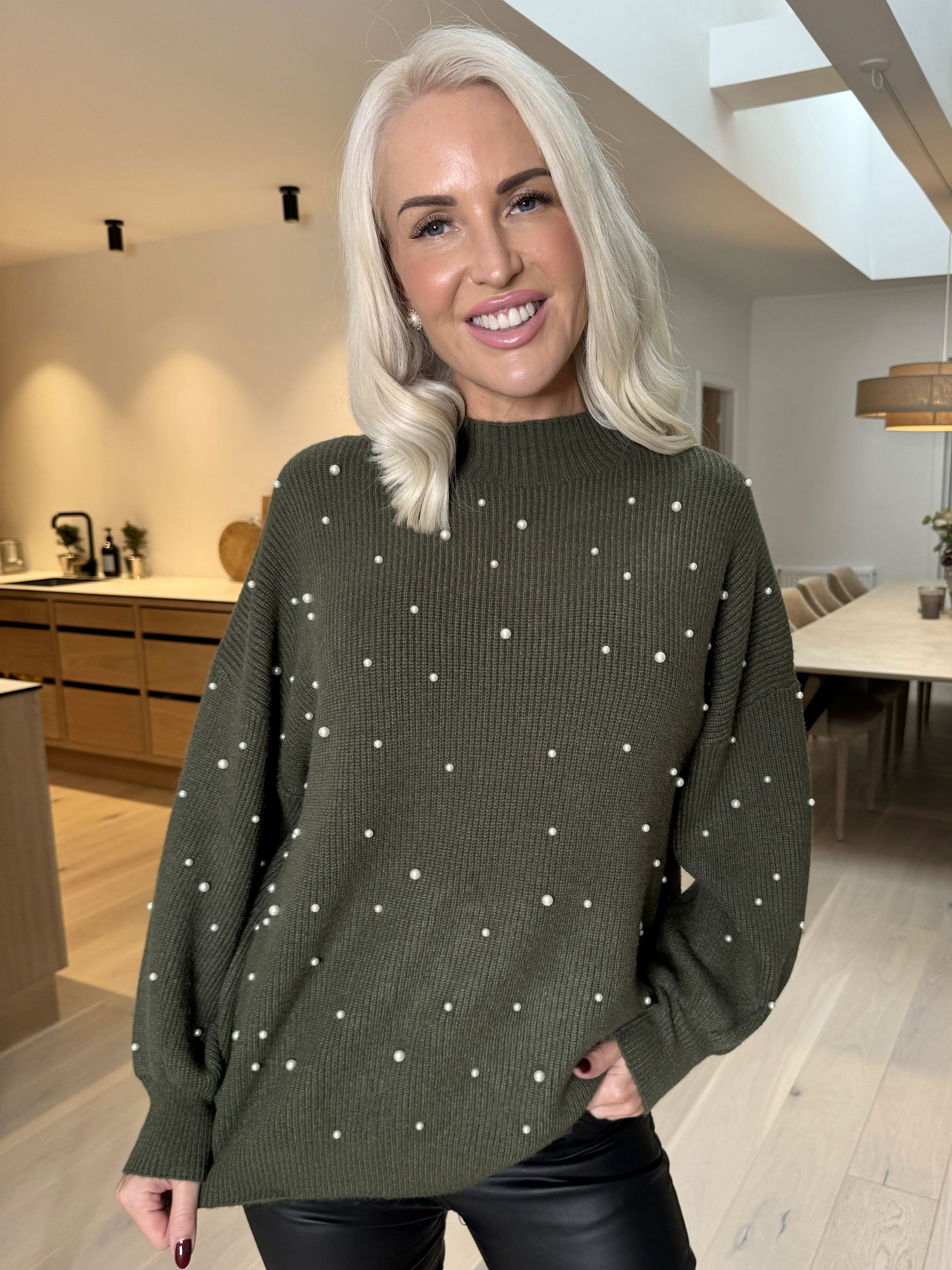 Diara - Stickad blus med ballongärmar och vita pärlor